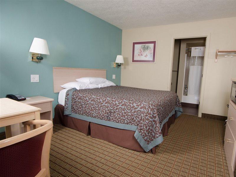 Days Inn By Wyndham Portland Central Екстер'єр фото