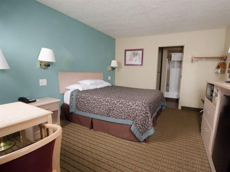 Days Inn By Wyndham Portland Central Екстер'єр фото
