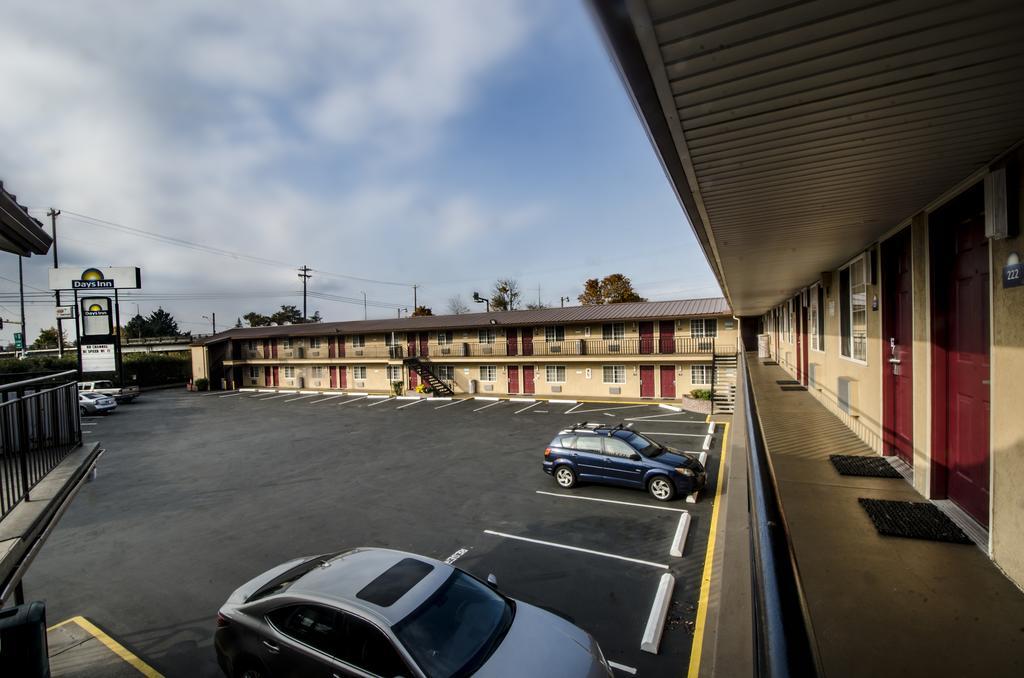 Days Inn By Wyndham Portland Central Екстер'єр фото