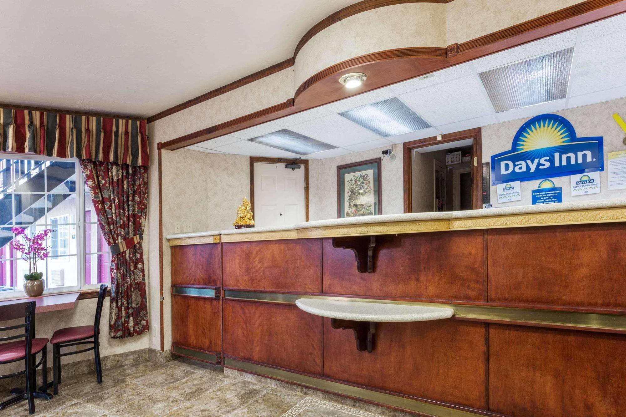 Days Inn By Wyndham Portland Central Екстер'єр фото