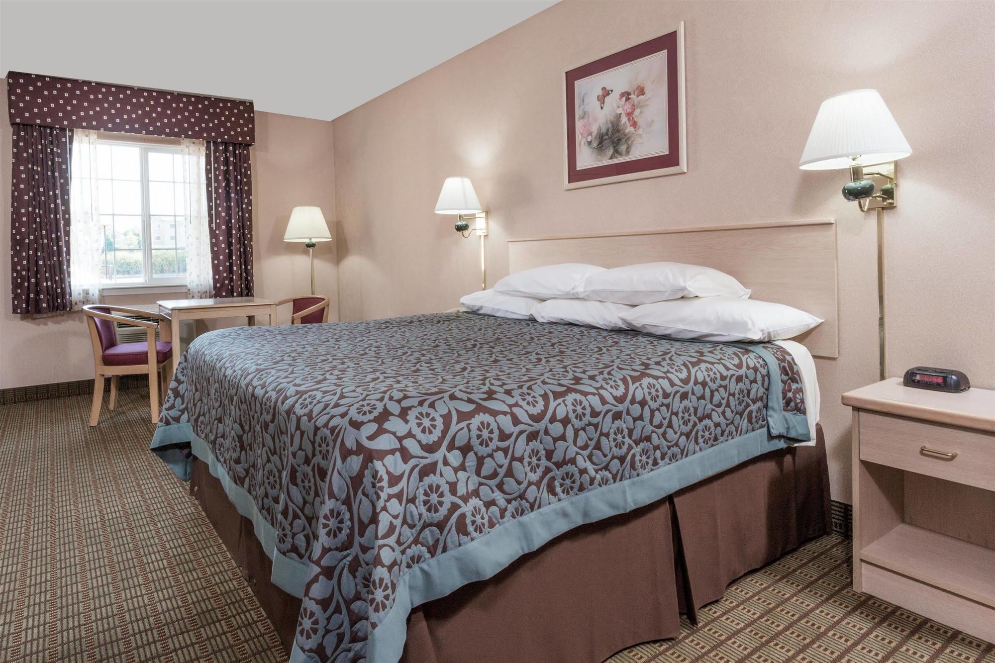 Days Inn By Wyndham Portland Central Екстер'єр фото