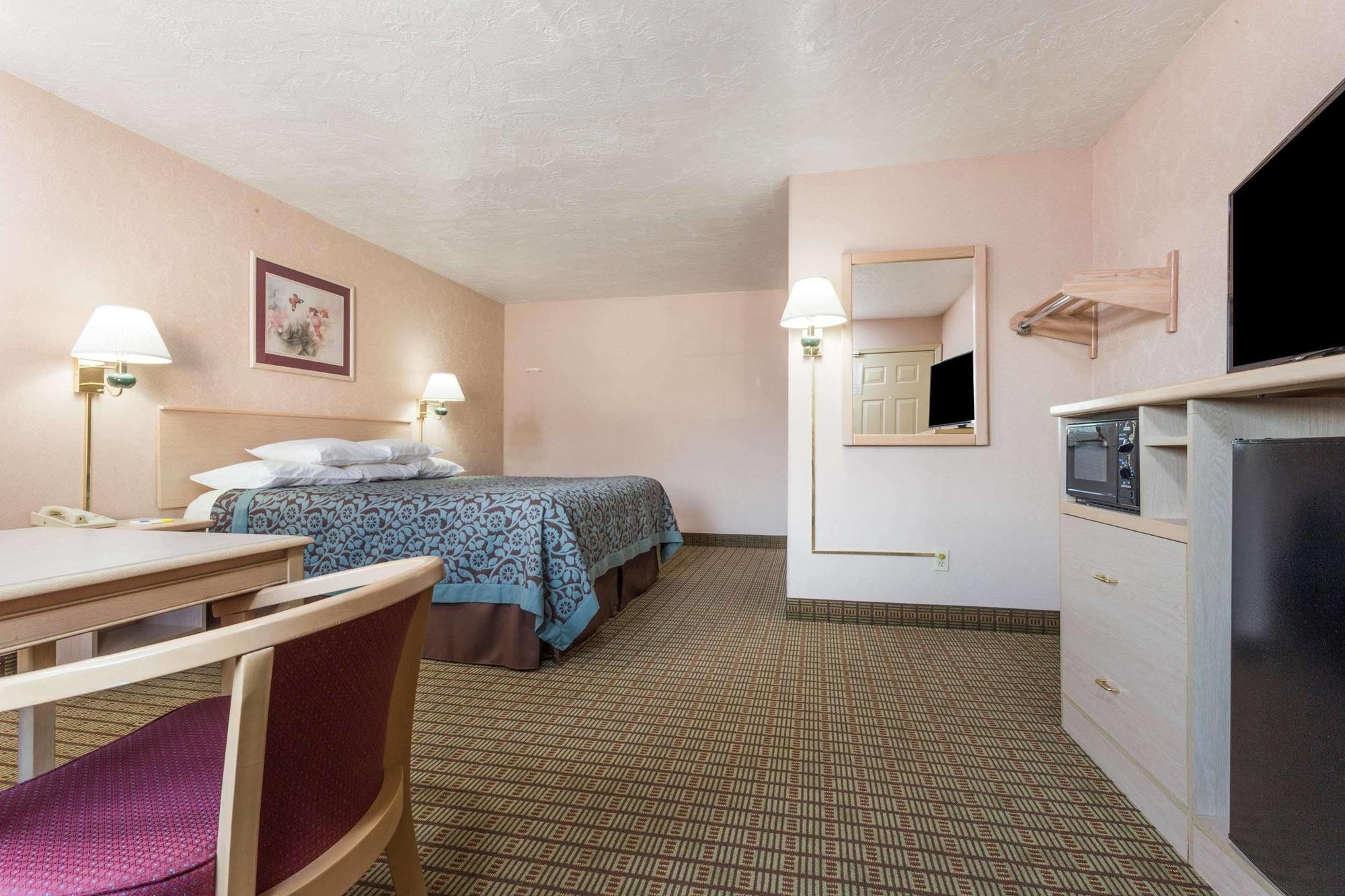 Days Inn By Wyndham Portland Central Екстер'єр фото