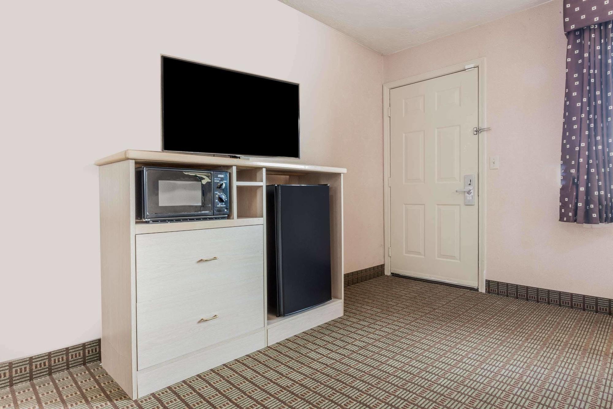 Days Inn By Wyndham Portland Central Екстер'єр фото