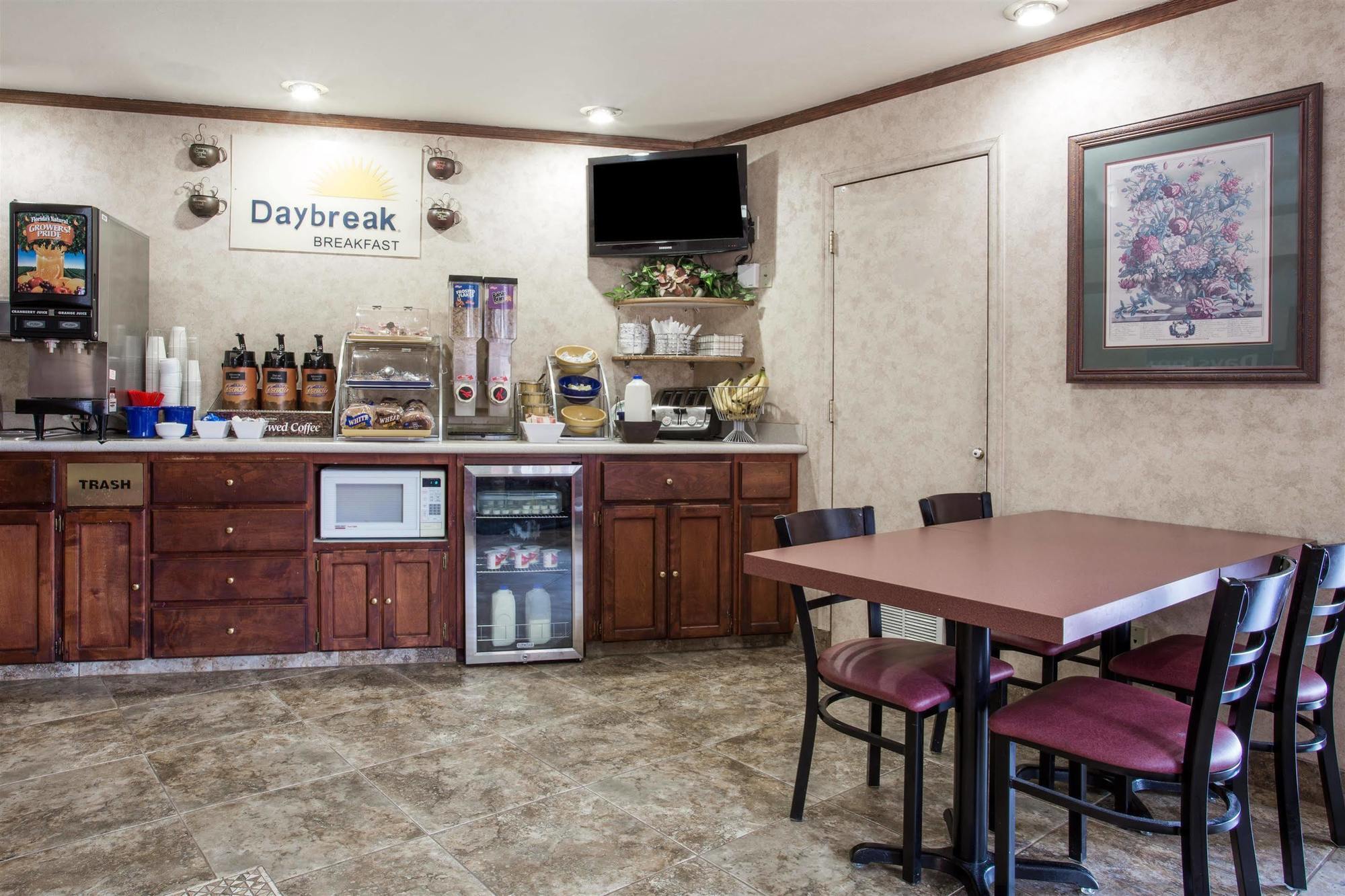 Days Inn By Wyndham Portland Central Екстер'єр фото