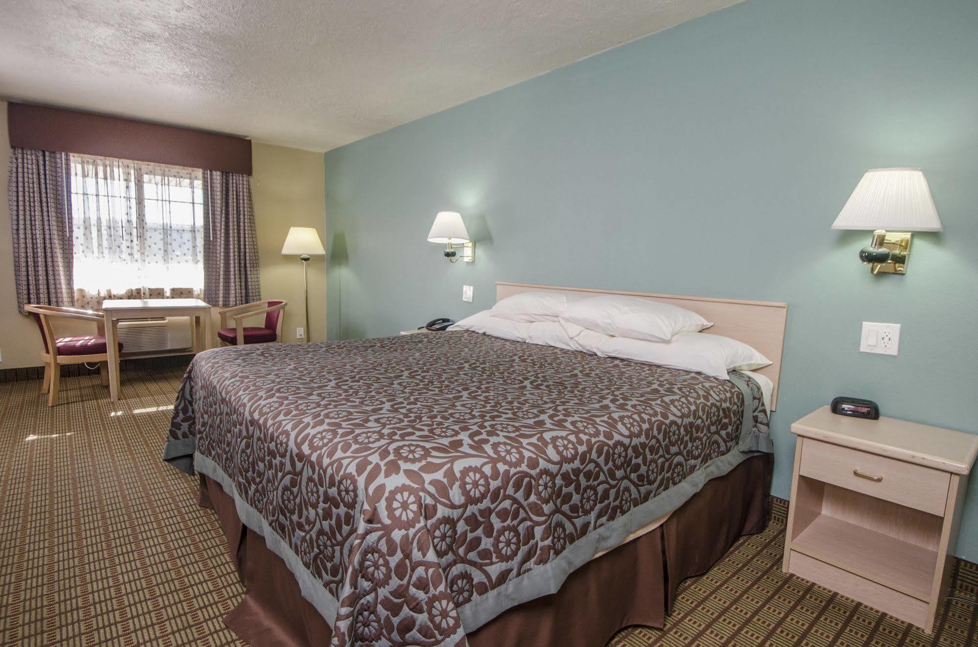 Days Inn By Wyndham Portland Central Екстер'єр фото