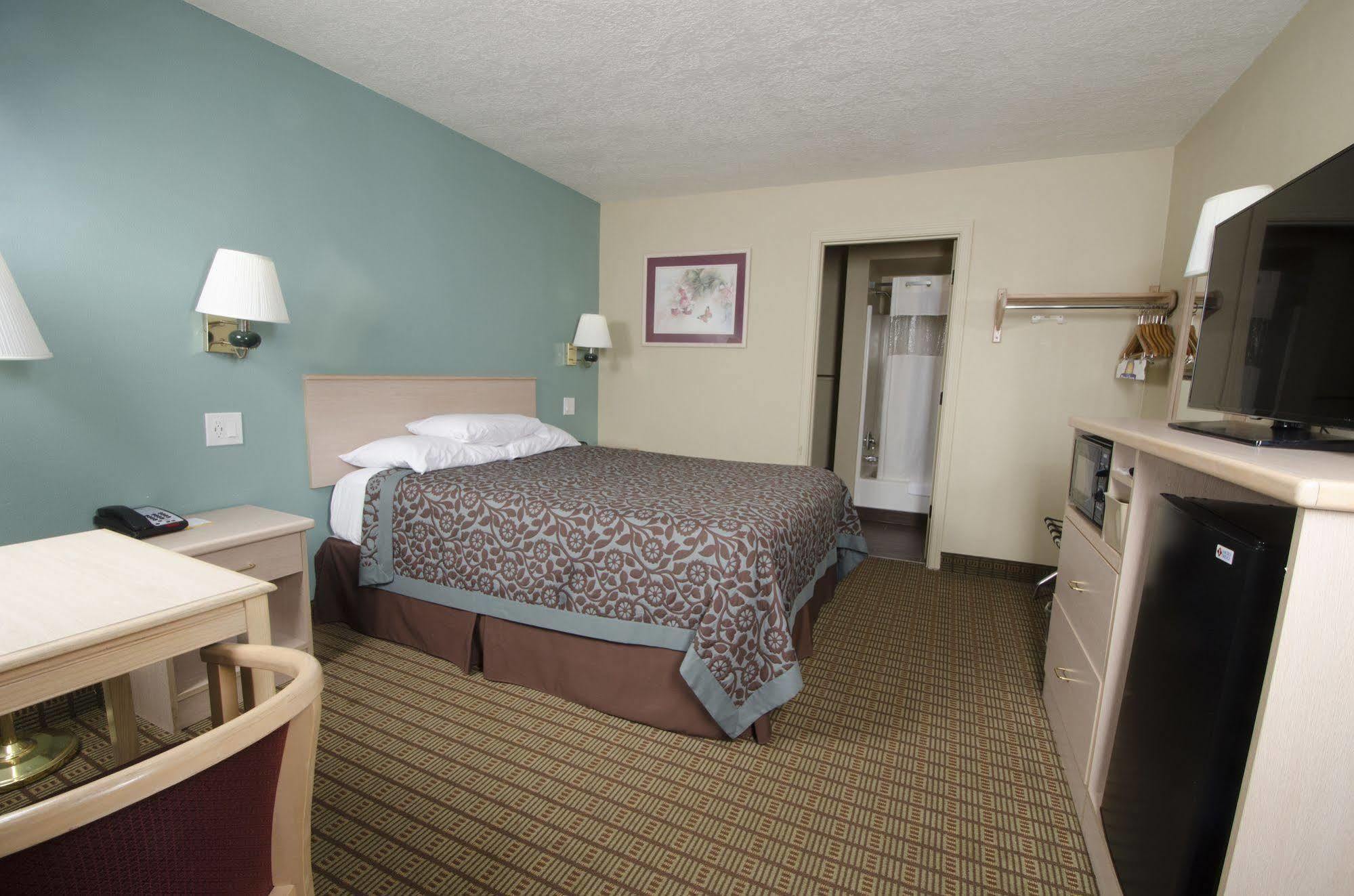 Days Inn By Wyndham Portland Central Екстер'єр фото