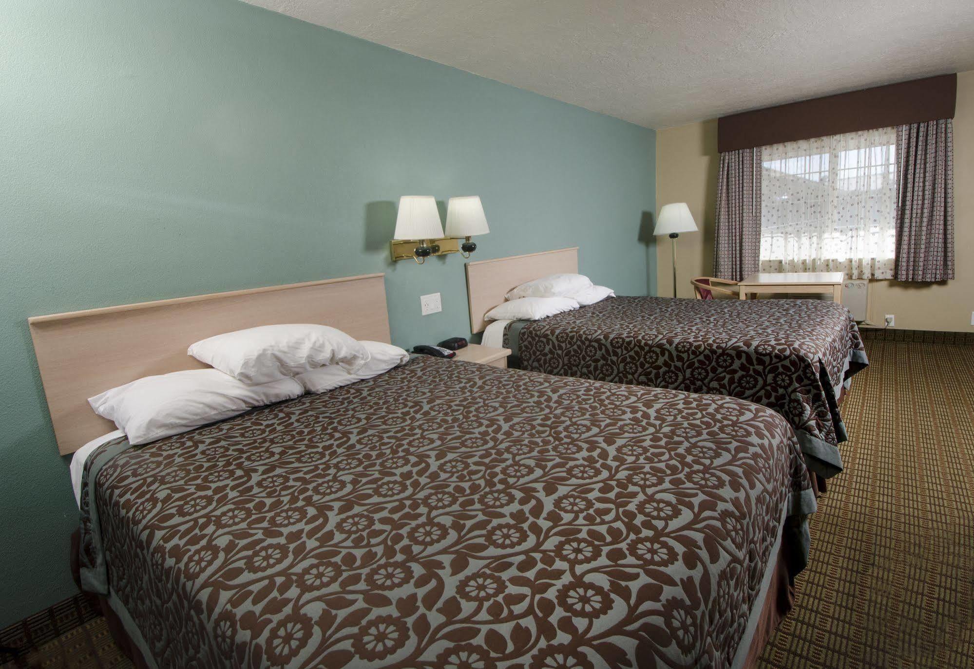 Days Inn By Wyndham Portland Central Екстер'єр фото