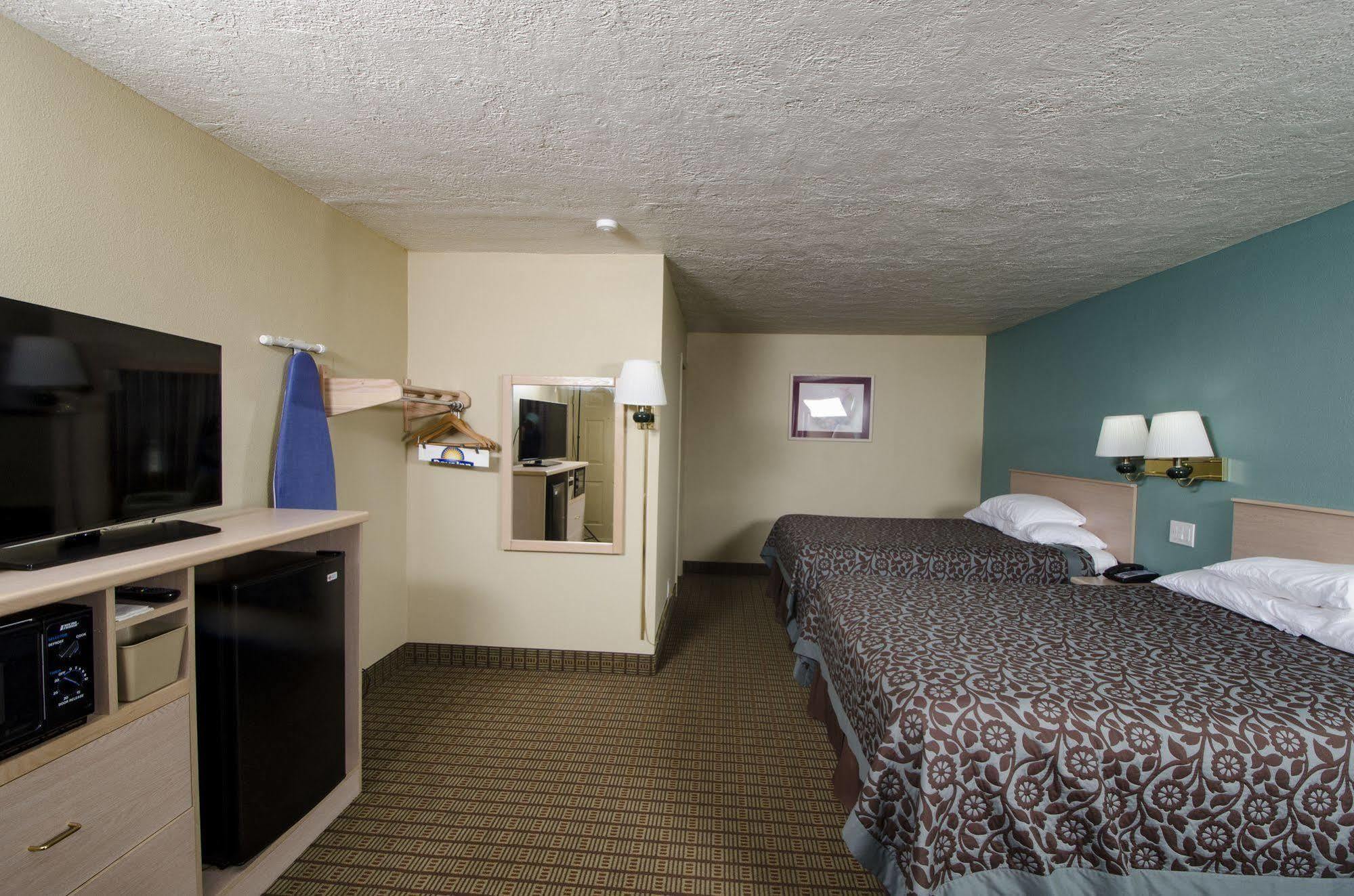 Days Inn By Wyndham Portland Central Екстер'єр фото