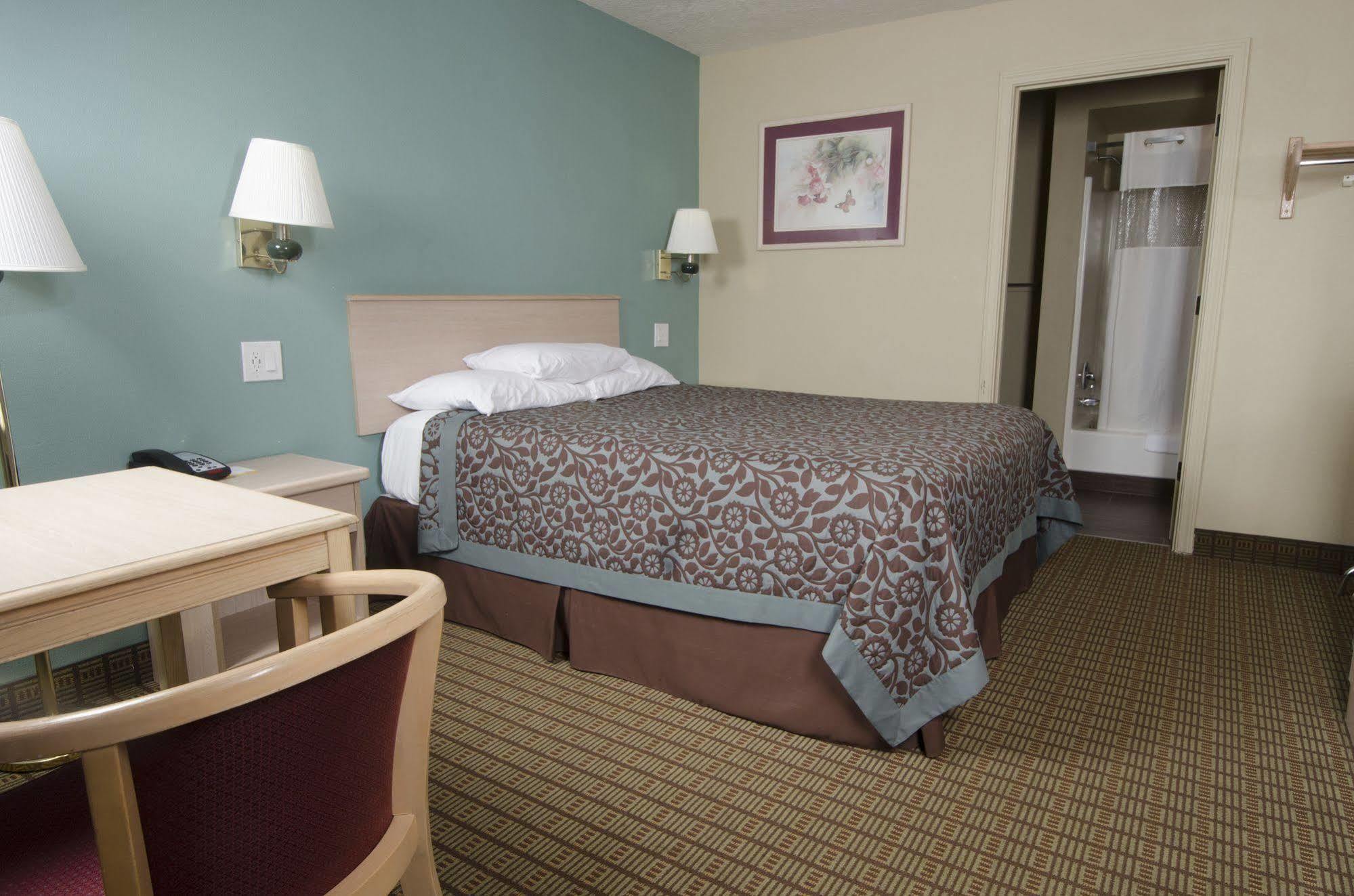 Days Inn By Wyndham Portland Central Екстер'єр фото