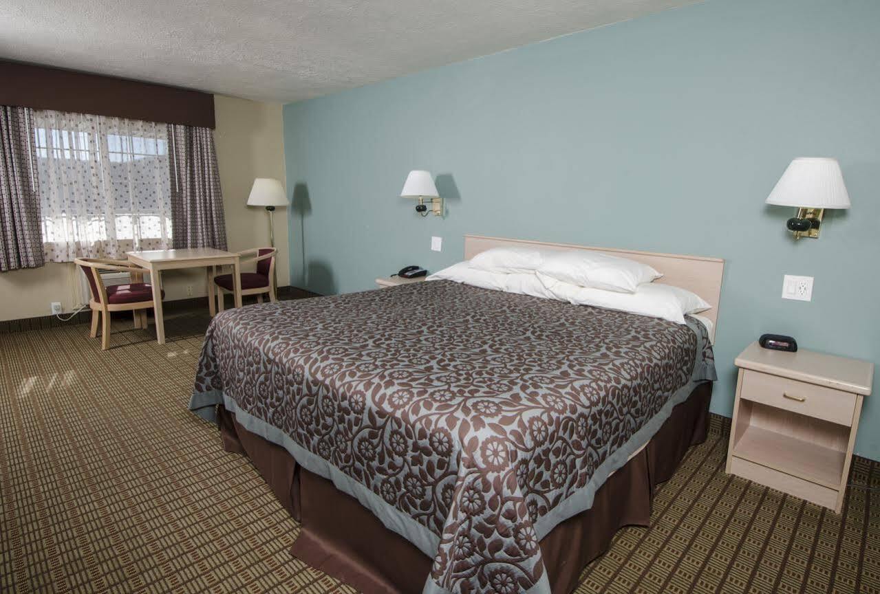 Days Inn By Wyndham Portland Central Екстер'єр фото